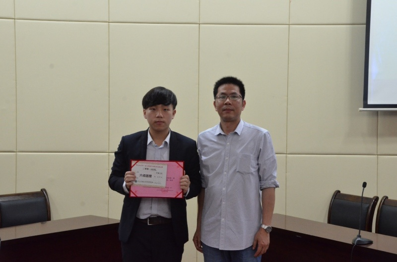 党委副书记陈征宇为二等奖队伍代表颁发奖状和奖金支票